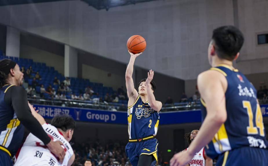 包含今晚体能课后，广东宏远临场应变备战CBA常规赛，引发热议，控场能力受关注的词条-九游体育